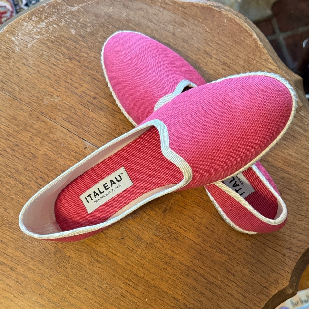 NWT Italeau Women's Vibrant Pink Flats/Loafers Box and Dustbag Size 38